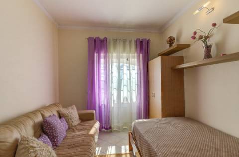 Moradia Mobilada de 2 Pisos com Quintal, BBQ e Deslumbrantes Vistas Mar.