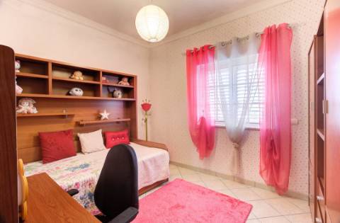 Moradia Mobilada de 2 Pisos com Quintal, BBQ e Deslumbrantes Vistas Mar.