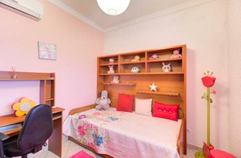 Moradia Mobilada de 2 Pisos com Quintal, BBQ e Deslumbrantes Vistas Mar.