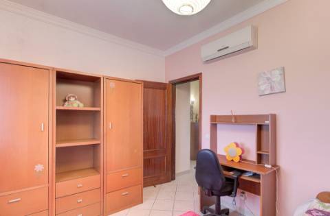 Moradia Mobilada de 2 Pisos com Quintal, BBQ e Deslumbrantes Vistas Mar.