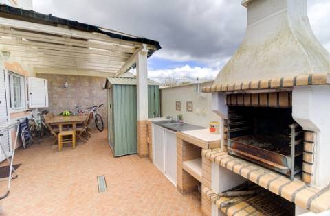 Moradia Mobilada de 2 Pisos com Quintal, BBQ e Deslumbrantes Vistas Mar.