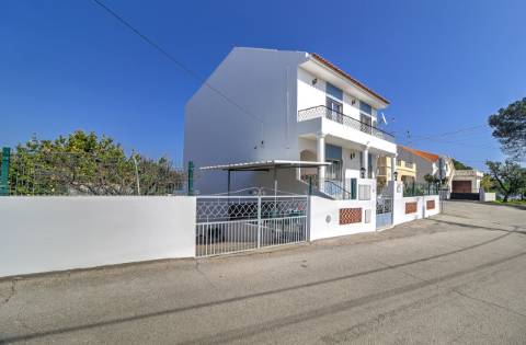 Moradia Independente T3 com 220 m² | Lote de 400 m² | Excelente Exposição Solar | Próxima das Praias e de Espanha