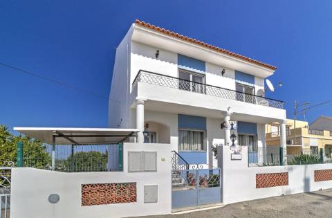 Moradia Independente T3 com 220 m² | Lote de 400 m² | Excelente Exposição Solar | Próxima das Praias e de Espanha