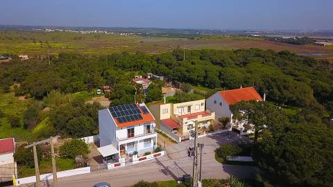 Moradia Independente T3 com 220 m² | Lote de 400 m² | Excelente Exposição Solar | Próxima das Praias e de Espanha