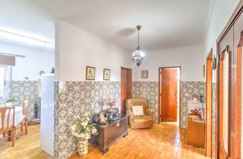 Moradia Independente T3 com 220 m² | Lote de 400 m² | Excelente Exposição Solar | Próxima das Praias e de Espanha