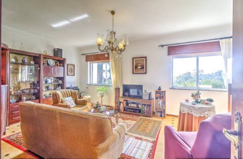 Moradia Independente T3 com 220 m² | Lote de 400 m² | Excelente Exposição Solar | Próxima das Praias e de Espanha