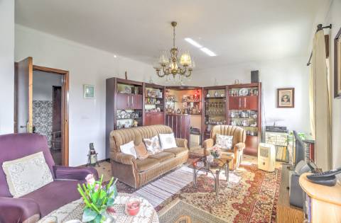 Moradia Independente T3 com 220 m² | Lote de 400 m² | Excelente Exposição Solar | Próxima das Praias e de Espanha