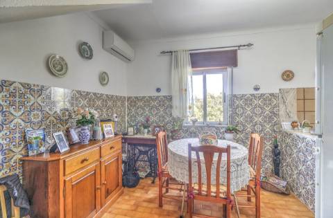 Moradia Independente T3 com 220 m² | Lote de 400 m² | Excelente Exposição Solar | Próxima das Praias e de Espanha