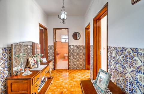 Moradia Independente T3 com 220 m² | Lote de 400 m² | Excelente Exposição Solar | Próxima das Praias e de Espanha