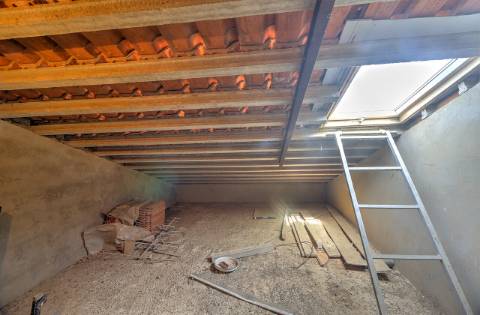 Moradia Independente T3 com 220 m² | Lote de 400 m² | Excelente Exposição Solar | Próxima das Praias e de Espanha