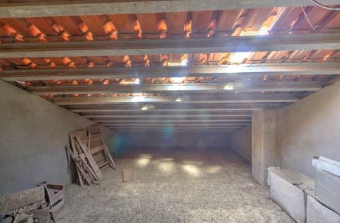 Moradia Independente T3 com 220 m² | Lote de 400 m² | Excelente Exposição Solar | Próxima das Praias e de Espanha