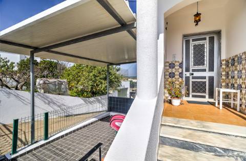 Moradia Independente T3 com 220 m² | Lote de 400 m² | Excelente Exposição Solar | Próxima das Praias e de Espanha