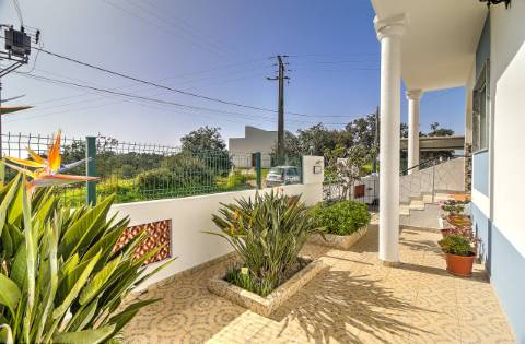 Moradia Independente T3 com 220 m² | Lote de 400 m² | Excelente Exposição Solar | Próxima das Praias e de Espanha