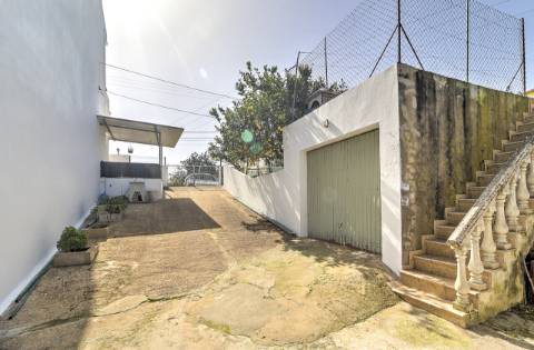 Moradia Independente T3 com 220 m² | Lote de 400 m² | Excelente Exposição Solar | Próxima das Praias e de Espanha