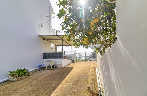 Moradia Independente T3 com 220 m² | Lote de 400 m² | Excelente Exposição Solar | Próxima das Praias e de Espanha