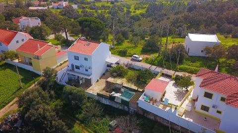 Moradia Independente T3 com 220 m² | Lote de 400 m² | Excelente Exposição Solar | Próxima das Praias e de Espanha