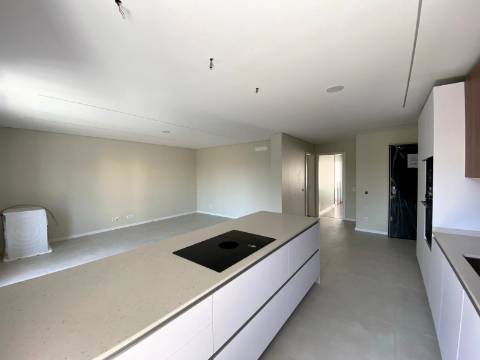 Apartamento T3 com terraço privativo em Loulé