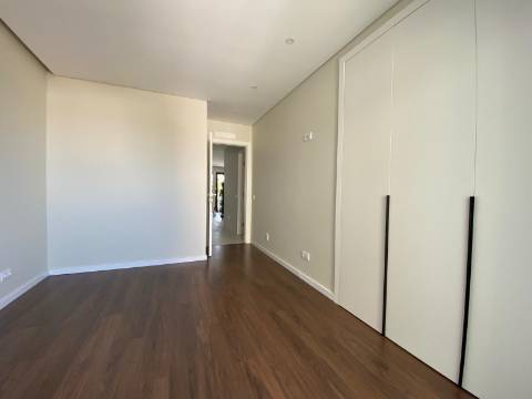 Apartamento T3 com terraço privativo em Loulé