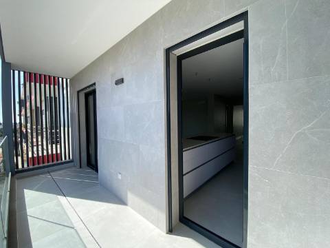 Apartamento T3 com terraço privativo em Loulé