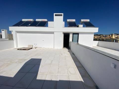 Apartamento T3 com terraço privativo em Loulé