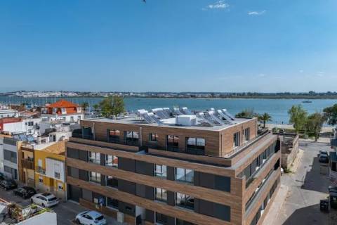 Penthouse T2 Exclusiva com Amplas Varandas e Vista Rio - Vila Real de Santo António