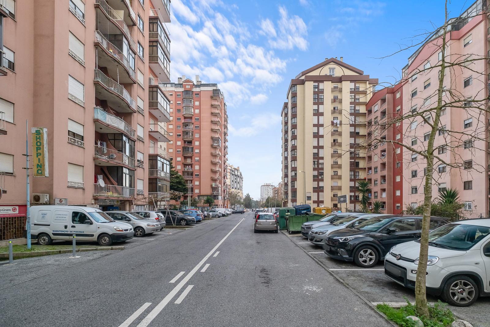 Armazém com montra na Tapada das Mercês, Sintra
