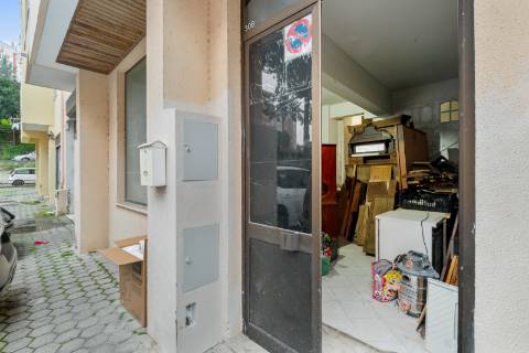 Armazém com montra na Tapada das Mercês, Sintra