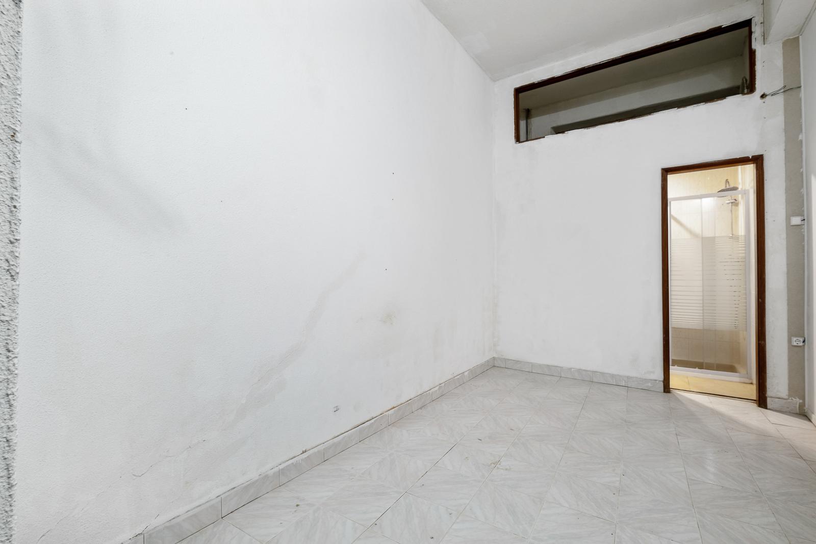 Armazém com montra na Tapada das Mercês, Sintra