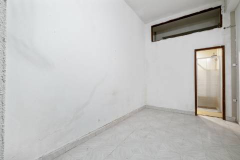 Armazém com montra na Tapada das Mercês, Sintra