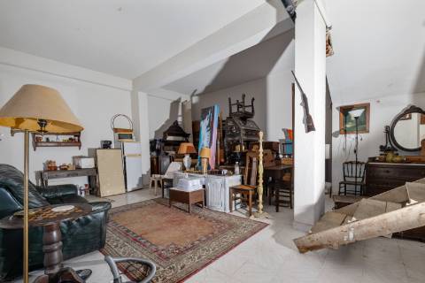 Armazém com montra na Tapada das Mercês, Sintra