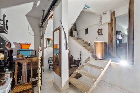 Armazém com montra na Tapada das Mercês, Sintra