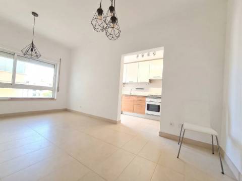 Conceição de Tavira, Apartamento T2 em Prédio com Piscina.