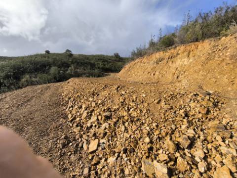TERRENO RÚSTICO COM 29.400 M² - COM POÇO - LINHA DE ÁGUA - PARTE PLANA - PRÓXIMO A ALDEIA DA CORTE DO GAGO - AZINHAL EM CASTRO MARIM - ALGARVE