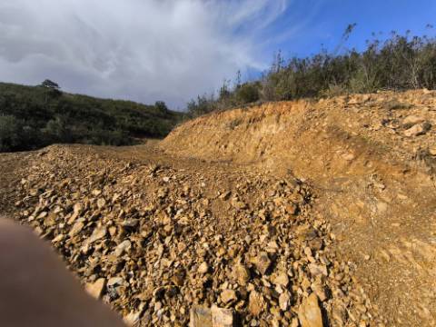 TERRENO RÚSTICO COM 29.400 M² - COM POÇO - LINHA DE ÁGUA - PARTE PLANA - PRÓXIMO A ALDEIA DA CORTE DO GAGO - AZINHAL EM CASTRO MARIM - ALGARVE