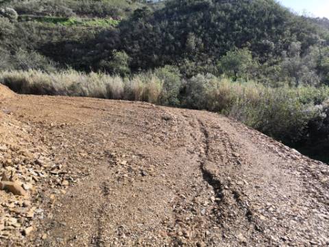 TERRENO RÚSTICO COM 29.400 M² - COM POÇO - LINHA DE ÁGUA - PARTE PLANA - PRÓXIMO A ALDEIA DA CORTE DO GAGO - AZINHAL EM CASTRO MARIM - ALGARVE