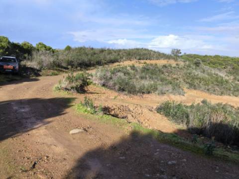TERRENO RÚSTICO COM 29.400 M² - COM POÇO - LINHA DE ÁGUA - PARTE PLANA - PRÓXIMO A ALDEIA DA CORTE DO GAGO - AZINHAL EM CASTRO MARIM - ALGARVE