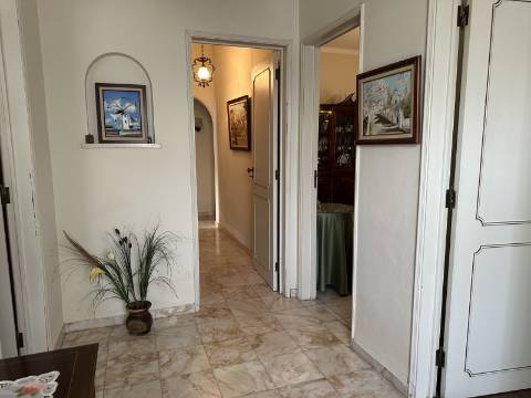 Moradia térrea T3 no centro de Moncarapacho com garagem!