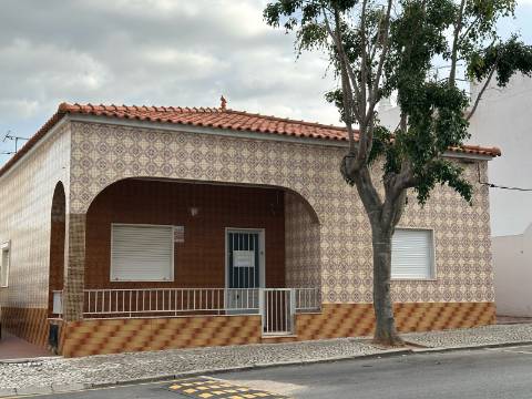 Moradia térrea T3 no centro de Moncarapacho com garagem!