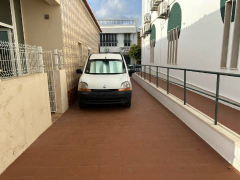 Moradia térrea T3 no centro de Moncarapacho com garagem!