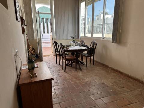 Moradia térrea T3 no centro de Moncarapacho com garagem!