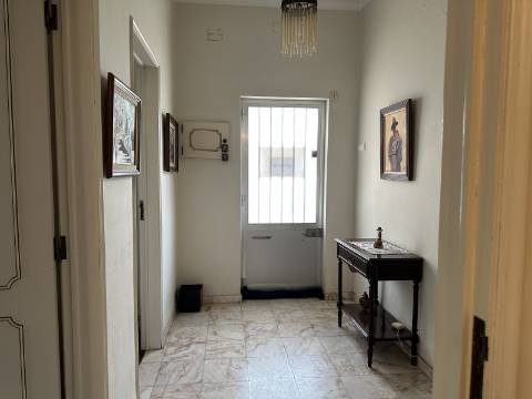 Moradia térrea T3 no centro de Moncarapacho com garagem!