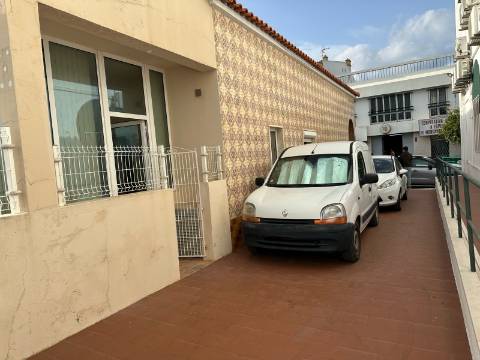 Moradia térrea T3 no centro de Moncarapacho com garagem!