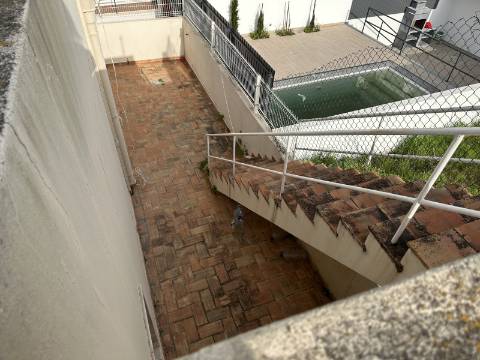 Moradia térrea T3 no centro de Moncarapacho com garagem!