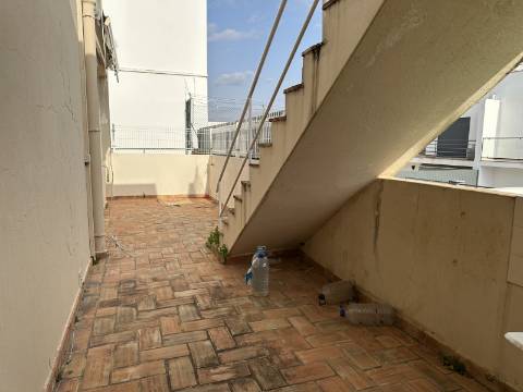 Moradia térrea T3 no centro de Moncarapacho com garagem!