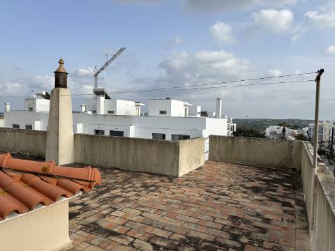 Moradia térrea T3 no centro de Moncarapacho com garagem!