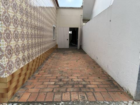 Moradia térrea T3 no centro de Moncarapacho com garagem!