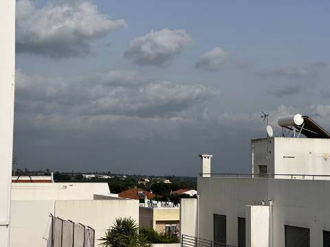 Moradia térrea T3 no centro de Moncarapacho com garagem!