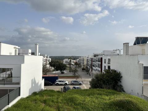 Moradia térrea T3 no centro de Moncarapacho com garagem!