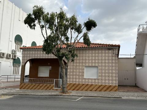 Moradia térrea T3 no centro de Moncarapacho com garagem!