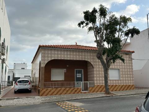 Moradia térrea T3 no centro de Moncarapacho com garagem!